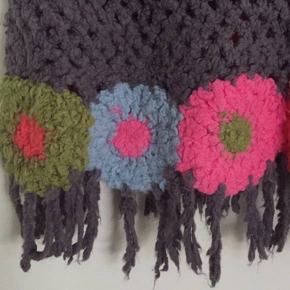 Well, it’s adorable!  Flower shawl - Picture 4 of 7